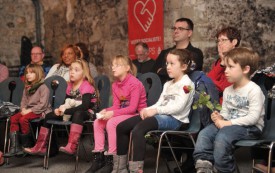 Au moment de l’heure des contes, mêmes les petits arboraient la rose, symbole du mouvement socialiste. © Michel Duperrex