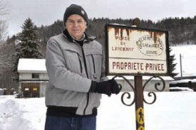 Rémy Rochat sur le site du Pont qui accueillait, jadis, les glacières. © Michel Duperrex