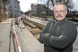 Antoine Cano, qui tient le Kiosque des Moulins, a perdu 40% de sa clientèle depuis la fermeture de la route. © Michel Duperrex