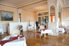 Un ascenseur permettra, dans l’angle où se trouve le directeur Patrice Bez, aux personnes à mobilité réduite de rejoindre le restaurant depuis l’étage intermédiaire. © Michel Duperrex