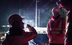 23h30: les ouvriers discutent et fument une dernière cigarette avant le feu vert de la cheffe de la sécurité. © Simon Gabioud