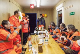 1h45: ingénieurs et ouvriers trinquent au bon déroulement des travaux. © Simon Gabioud