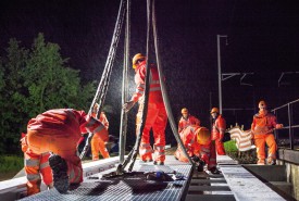 00h15: le pont de 17 mètres -le plus grand des deux- est posé. © Simon Gabioud