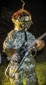 Tous les costumes d’extraterrestres utilisés dans le clip par les musiciens du groupe Allucinacorps ont été créés à partir d’objets de récupération. Leur confection a nécessités plusieurs mois. © Bobby C. Alkabes