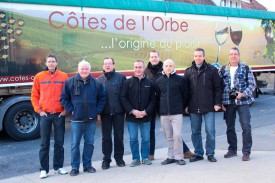 De g. À d.: Pierre-Yves Poget (vigneron-encaveur), Michel Hostettler (président du Groupement des vignerons des Côtes de l’Orbe), Claude Baudat (vigneron), Pascal Randin (vigneron), Benjamin Morel (vigneron-encaveur), Olivier Chautems (secrétaire du Groupement), Bernard Gauthey (vigneronencaveur), et Claude Jaccard (concepteur et photographe du Groupement).