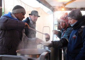 Les premières «Soupes d’ici et d’ailleurs» ont été servies hier en fin d’aprèsmidi sur la place de la gare d’Yverdon-les-Bains.