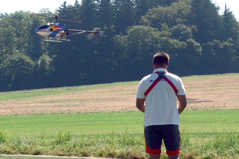Alexandre Piguet en pleine démonstration avec son hélicoptère. ©Michel Duvoisin