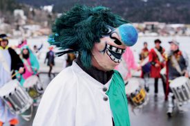 Le chef du cortège a fière allure, malgré la météo maussade. ©Gabriel Lado