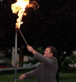 Le 5 juillet 2006, Roger Roch, alors syndic de L’Abergement, allume la flamme symbole de l’arrivée du gaz naturel dans sa commune.