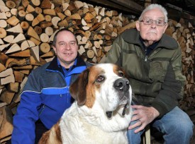 Bernard Waldburger, 83 ans, est resté au sol une quinzaine de minutes avant que le brigadier Jeanneret ne le trouve dans le bûcher, alerté par l’attitude de Laska, une femelle Saint-Bernard de sept ans appartenant à sa belle-fille et son fils. © Michel Duperrex