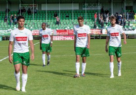 Les Yverdonnois regagnent les vestiaires du Stade Municipal la mine déconfite. Ils ont manqué leur première chance de participer aux finales. Il en reste une. © Champi