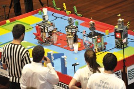 La petite finale d’Eurobot bat son plein à La Marive. A l’arrivée, les deux robots suisses apporteront la victoire à l’équipe BlackJacks, de Berthoud, au détriment de son concurrent serbe. © Michel Duperrex