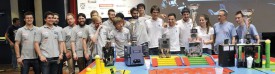 La phase finale de SwissEurobot a eu lieu vendredi après-midi, consacrant les BlackJacks, de Berthoud (au centre). Equipe invitée, les Français de Robotic System (à dr.) montent sur la deuxième marche d’un podium complété par Quantum of HSR. Les équipes du CPNV et de la HEIG-VD ont respectivement terminé aux 4e et 9e rang. © Michel Duperrex