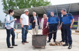 Comme le veut la tradition yéniche, tout le monde s’est réuni autour d’un cervelas grillé: Valérie Jaggi Wepf, Albert Barras, Jean-Daniel Carrard et Catherine Carp, accompagnés de deux membres de la Police Nord vaudois (de g. à dr.). © Simon Gabioud