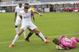 François Marque fait barrage, tandis que Maxime Brenet capte parfaitement le ballon. © Michel Duperrex