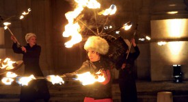 Avec son spectacle mêlant danse et parfaite maîtrise du feu, la compagnie Lumen a littéralement réchauffé l’atmosphère. ©Michel Duperrex