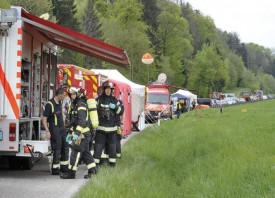 Les moyens sur place sont considérables, puisque l’accident a nécessité l’intervention de plus de 130 personnes. © Michel Duperrex