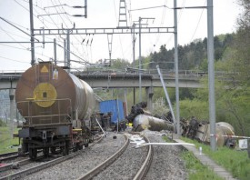 Un wagon-citerne, au premier plan, a été acheminé, hier, afin de transférer l’acide. © Michel Duperrex