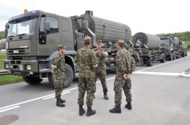 L’Armée est arrivée, hier, avec un tapis pour permettre aux grues d’accéder au site. © Michel Duperrex