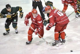 Face à l’Ilves Tampere (en vert) Juha-Pekka Hytönen et Nicklas Danielsson ont été décisifs pour le LHC. Le match s’est déroulé dans une patinoire très bien garnie, à Yverdon. © Michel Duperrex