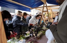 Les visiteurs se massent pour découvrir les truffes présentées au stand d’Eddy Macuglia. © Nadine Jacquet