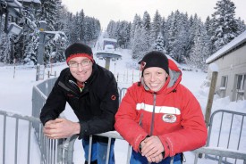 Alain Simon, chef technique et Katia Cruchaud, cheffe d’exploitation, sont prêts à accueillir, demain dès 9h, les passionnés de sports de neige. © Nadine Jacquet