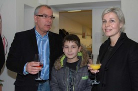 Jean-Pierre Hürni, directeur du Conservatoire, avec Emmanuelle Camci, directrice de l’Unité d’accueil pour écoliers (UAPE) Les Cygnes, et le fils de cette dernière Cam-Léo.