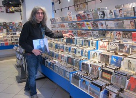 Un disque de la jeune Suissesse Sophie Hunger à la main, Toni Fortunato pose devant les rayons dédiés à la musique française. Internet oblige, les magasins comme le sien sont une espèce en voie de disparition.