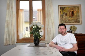 Grégory Marguerat dans la maison qui l’a vu grandir, à Yverdon-les-Bains. © Michel Duperrex