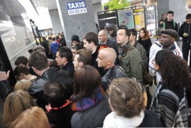 Les bus de remplacement ont été pris d’assaut par les voyageurs, hier en début de matinée. © Michel Duperrex