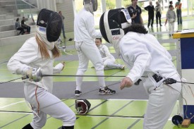 Hannah Darkazallie réussit une touche avec son épée. © Michel Duperrex