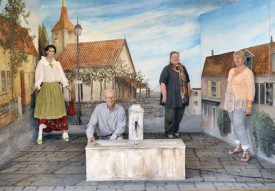 Francis Botteron, Jocelyne Derivaz et Pétronelle Jaggi, membres du comité du musée, avec, en toile de fond, la fresque réalisée pour l’occasion par l’artiste Biagio La Terra. © Michel Duperrex