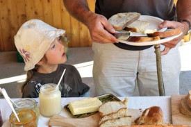 Le brunch du 1er Août avait déjà fait la joie des gourmands, en 2013, à Chevressy. © Michel Duperrex -a