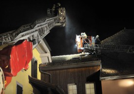 Le sinistre, qui s’est déclaré dans l’appartement du dernier étage, était sous contrôle à 20h36. © Michel Duperrex