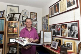 Pierre-André Hugentobler détient plus de cent huitante albums remplis d’environ deux cent cinquante autographes.