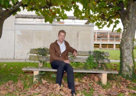 Le banc sur lequel est assis Roland Prélaz-Droux, directeur-adjoint de l’école, est voué à disparaître, au même titre que les arbres environnants, au profit d’un impressionnant arc de cercle en béton. © Michel Duvoisin