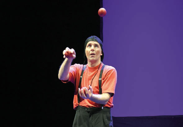 Le magicien-jongleur Sébastien Bertin a animé une partie de la soirée. © Michel Duvoisin