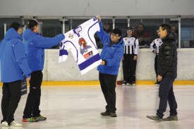 Les dirigeants du club de Tabor ont remis un maillot de leur équipe à Jiri Rambousek, qui y a fait ses débuts. © Roger Juillerat