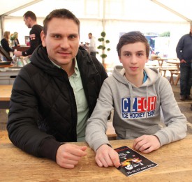 Le grand artisan du tournoi, l’entraîneur Jiri Rambousek, avec Oliver Satny (Tabor), heureux de son séjour à Yverdon. © Roger Juillerat