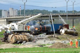 Les manoeuvres de relèvement d’un wagon, hier après-midi. © Michel Duvoisin