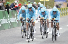 L’équipe Astana, de Vincenzo Nibali, a concédé 17 secondes à Sky. © Duperrex/Cala