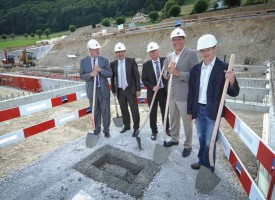 Le syndic Franklin Thévenaz, le conseiller d’Etat Pascal Broulis, le député Hugues Gander, Robert-Tito Haarpaintner, président du Centre de santé et de soins communautaires, et l’architecte Patrick Minder (de g. à dr.) recouvrent une capsule temporelle. © Bobby C. Alkabes