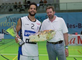 Olivier Schott a remis le trophée à Jonathan Kazadi, capitaine de Fribourg Olympic. © Champi