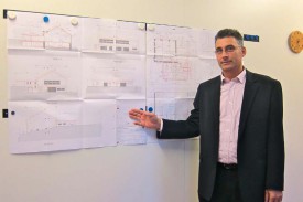 Le municipal Didier Collet présente les plans de la future réalisation sur deux niveaux, le restaurant se situant en bas et la salle multifonctionnelle au-dessus. © Roger Juillerat