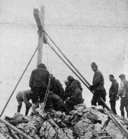 En juin de 1970, l’ancienne croix de 1935, consolidée en 1955, est remplacée, par une vingtaines de courageux.