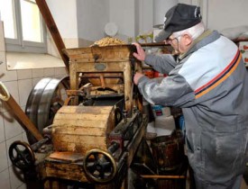 Bernard Gonin veille au grain, alors que l’aplatisseur fait son travail.