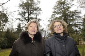 Solange Guex-Piguet et Marguerite de Mérey, dans le jardin de cette dernière, qui héberge, chaque soir, un nombre considérable de corbeaux freux.