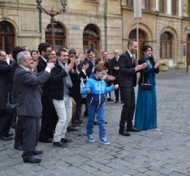 Les mariés ont partagé leur joie sur la place Pestalozzi.