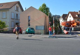 En passant sous le câble provisoire, le camion-grue l’a arraché.