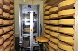 Le robot libère les étages inférieurs en prévision de l’arrivée de nouvelles meules. Si les plus jeunes fromages doivent être frottés tous les jours, le délai se prolonge avec le vieillissement des meules de Gruyère de Montagne AOP.